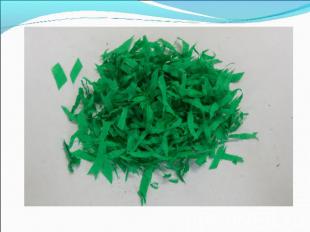 Обрезки зелёной бумаги, оставшиеся от чашелистиков, нарезаем мелкой "травкой".