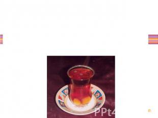 В Азербайджане чай пьют из особых стаканчиков, которые называются "армуды", то е